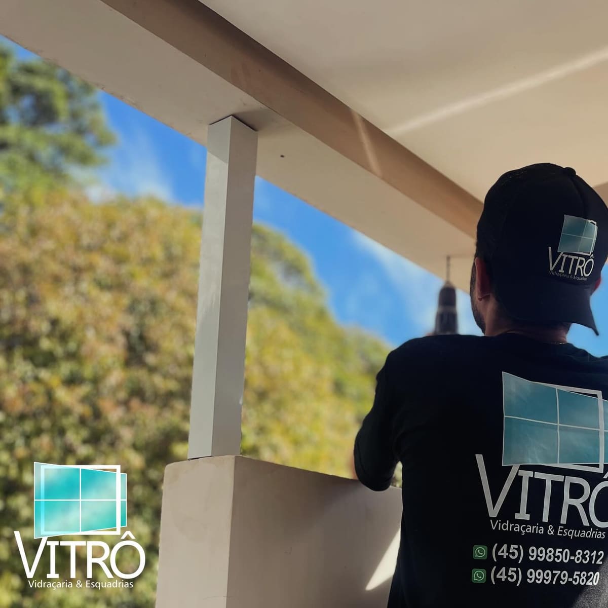 Instalador da VITRÔ, de uniforme, trabalhando em uma obra