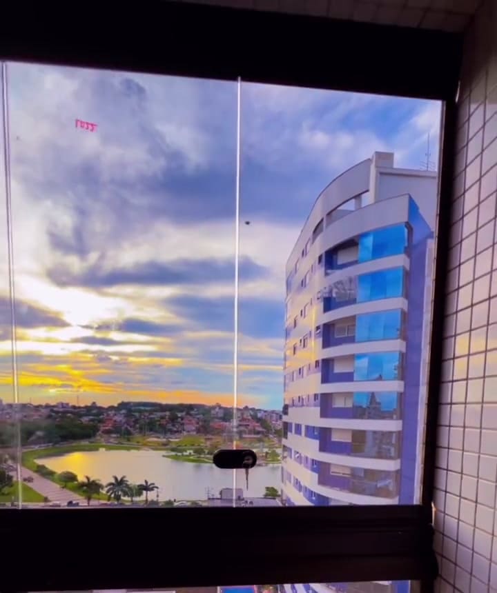 Sacada envidraçada. Fechamento de sacada com vista para o pôr do sol.