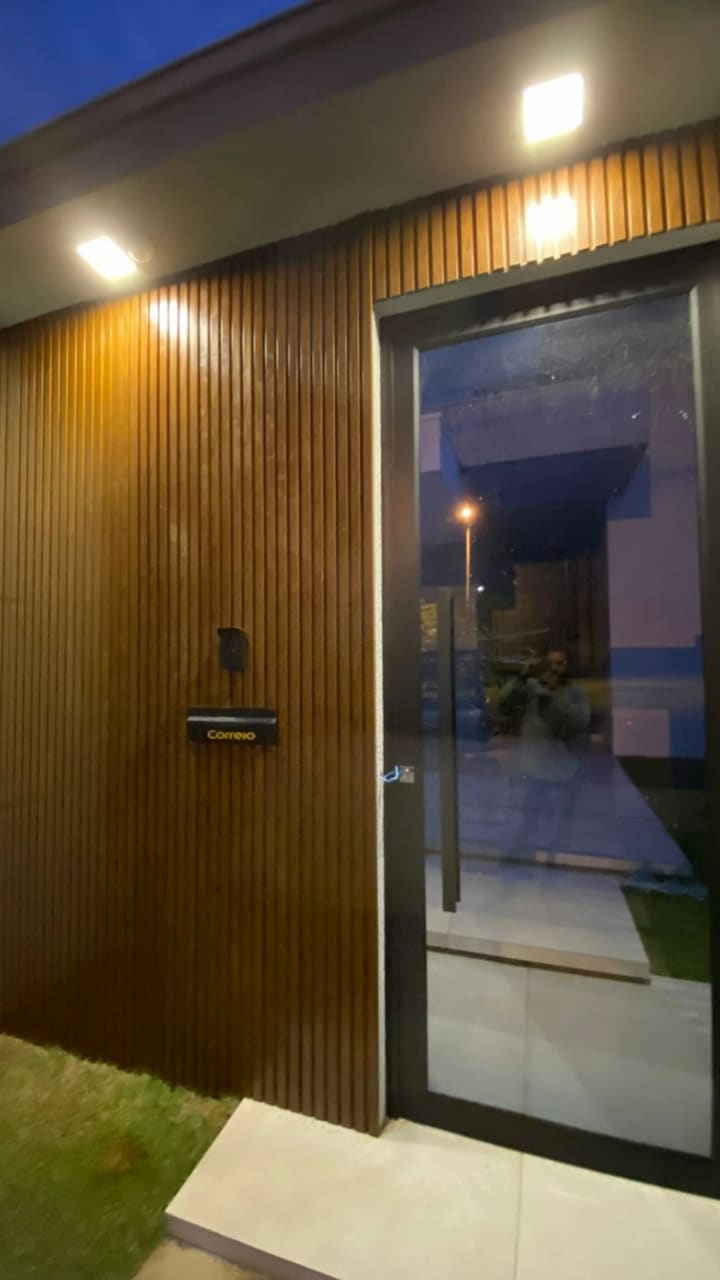 Entrada que acende a casa